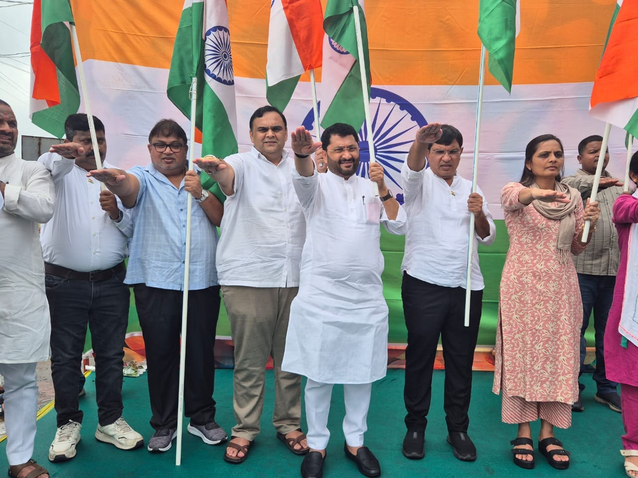 તા.૧૩/૦૮/૨૦૨૪ દરેક ઘરમાં ત્રિરંગો. આજે પલસાણા તાલુકાના ચલથાણ ગામે ભવ્ય તિરંગા યાત્રાનું આયોજન.